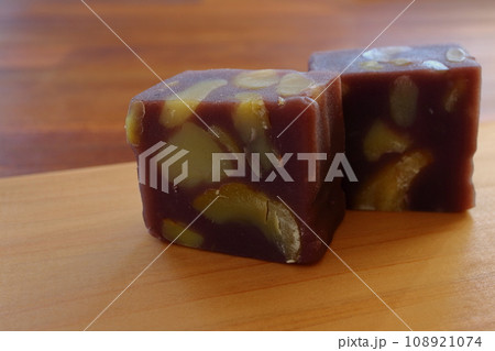 木のテーブルの上に置かれたカッティングボードに盛られた栗蒸し羊羹 木のテーブルの上に置かれたカッティングボードに盛られた栗蒸し羊羹 108921074
