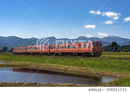 田園地帯を走る城端線の列車 田園地帯を走る城端線の列車 108921233