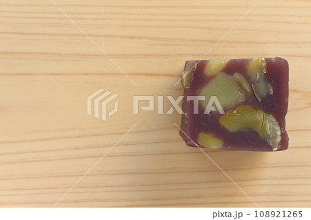 木の板にのせた真俯瞰の栗蒸し羊羹 108921265