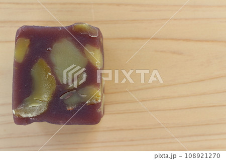 木の板にのせた真俯瞰の栗蒸し羊羹 108921270