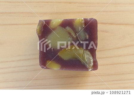 木の板にのせた真俯瞰の栗蒸し羊羹 108921271