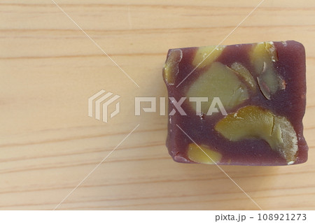木の板にのせた真俯瞰の栗蒸し羊羹 108921273