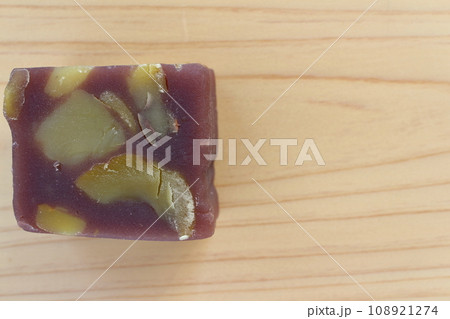 木の板にのせた真俯瞰の栗蒸し羊羹 108921274