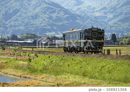 田園地帯を走る城端線の観光列車・ベル・モンターニュ・エ・メール 田園地帯を走る城端線の観光列車・ベル・モンターニュ・エ・メール 108921308
