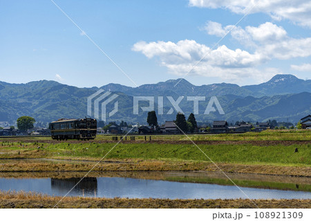 田園地帯を走る城端線の観光列車・ベル・モンターニュ・エ・メール 田園地帯を走る城端線の観光列車・ベル・モンターニュ・エ・メール 108921309