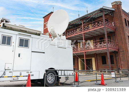 神奈川県横浜市 赤レンガ倉庫とテレビ中継車 神奈川県横浜市 赤レンガ倉庫とテレビ中継車 108921389