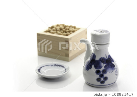 醤油差しと枡に入った大豆と醤油皿 108921417