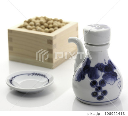 醤油差しと枡に入った大豆と醤油皿 108921418