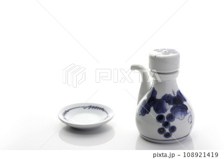 醤油差しと醤油皿 108921419