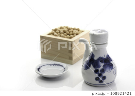 醤油差しと枡に入った大豆と醤油皿 108921421