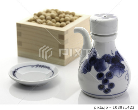 醤油差しと枡に入った大豆と醤油皿 108921422