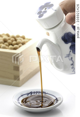 醤油を醤油皿に注ぐ 108921426