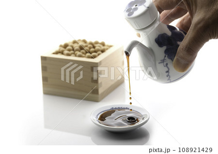 醤油を醤油皿に注ぐ 醤油を醤油皿に注ぐ 108921429