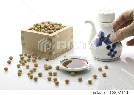 醤油差しと枡に入った大豆と醤油皿 108921432