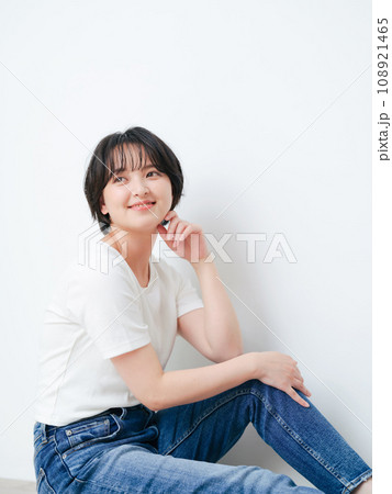 シンプルなファッションでリラックスする女性のポートレート シンプルなファッションでリラックスする女性のポートレート 108921465