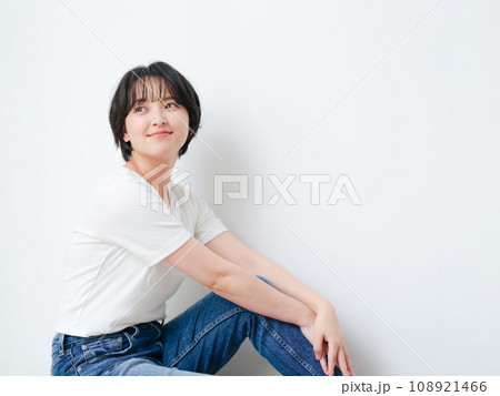 シンプルなファッションでリラックスする女性のポートレート シンプルなファッションでリラックスする女性のポートレート 108921466