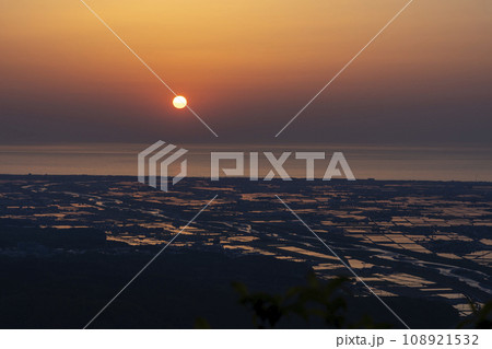 日本海に沈む夕陽と手取川扇状地 108921532