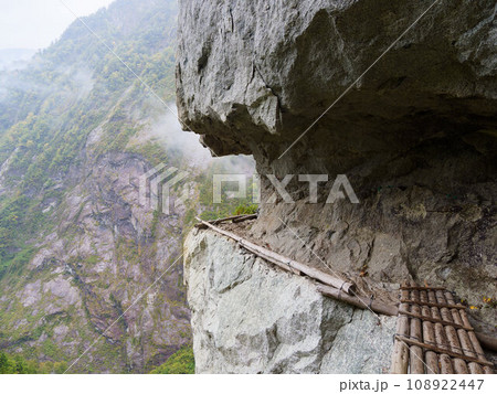 黒部渓谷下ノ廊下の断崖絶壁の大太鼓の写真 108922447