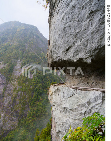 黒部渓谷下ノ廊下の断崖絶壁の大太鼓の写真 黒部渓谷下ノ廊下の断崖絶壁の大太鼓の写真 108922448