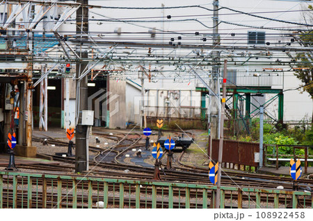 黒部峡谷トロッコ列車の車庫につながる線路の写真 108922458