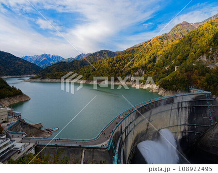 青空と紅葉と放水する黒部ダム 青空と紅葉と放水する黒部ダム 108922495