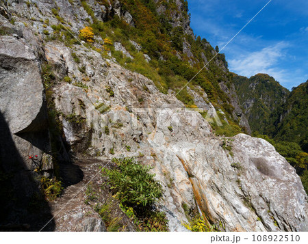 黒部渓谷下ノ廊下の断崖絶壁のルートの写真 108922510