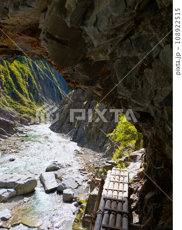 黒部渓谷下ノ廊下の断崖絶壁に作られた道の写真 108922515
