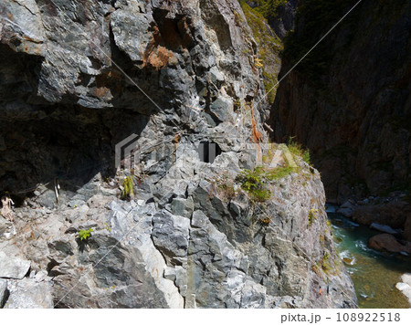 黒部渓谷下ノ廊下の断崖絶壁に作られた道の写真 黒部渓谷下ノ廊下の断崖絶壁に作られた道の写真 108922518