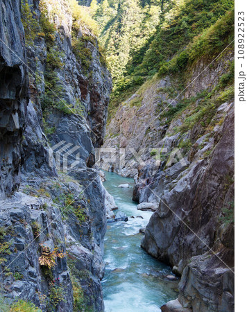 黒部渓谷下ノ廊下の断崖絶壁に作られた道の写真 108922523