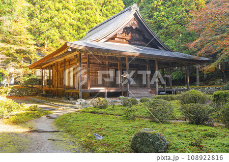 秋の京都大原 紅葉が始まっている来迎院本堂 秋の京都大原 紅葉が始まっている来迎院本堂 108922816