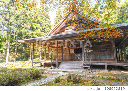 秋の京都大原　紅葉が始まっている来迎院本堂 108922819