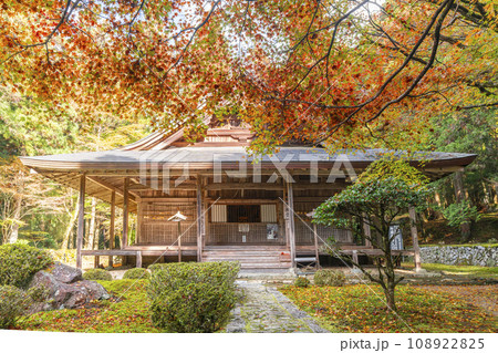 秋の京都大原 紅葉が始まっている来迎院本堂 秋の京都大原 紅葉が始まっている来迎院本堂 108922825