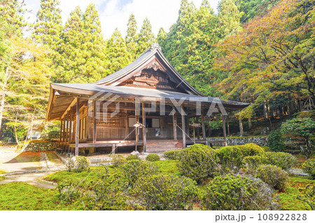 秋の京都大原 紅葉が始まっている来迎院本堂 秋の京都大原 紅葉が始まっている来迎院本堂 108922828