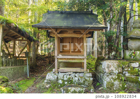 秋の京都大原　来迎院　鎮守堂 108922834