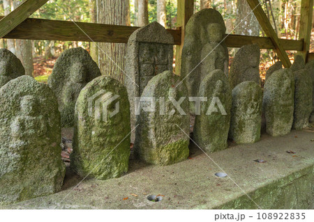 秋の京都大原　来迎院　地蔵堂　無数の石仏 108922835