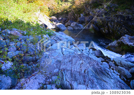 群馬県と埼玉県の県境にある三波石峡 群馬県と埼玉県の県境にある三波石峡 108923036