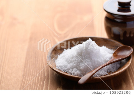 海水を天日干しで作った粗塩の海塩と塩の入った壺 海水を天日干しで作った粗塩の海塩と塩の入った壺 108923206