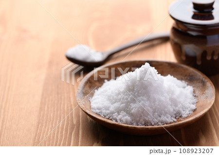 海水を天日干しで作った粗塩の海塩と塩の入った壺と瓶 108923207