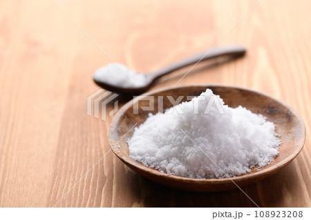 海水を天日干しで作った粗塩の海塩 108923208