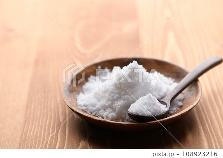 海水を天日干しで作った粗塩の海塩 108923216