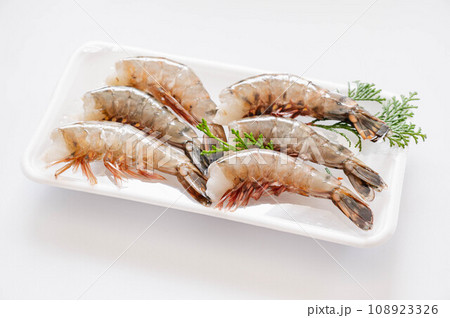 トレーに入ったブラックタイガー 108923326