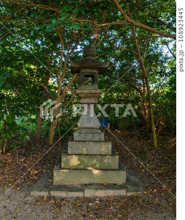 山の辺の道とその周辺 新泉町 素盞鳴神社の太神宮燈籠 2023年11月3日 山の辺の道とその周辺 新泉町 素盞鳴神社の太神宮燈籠 2023年11月3日 108923445