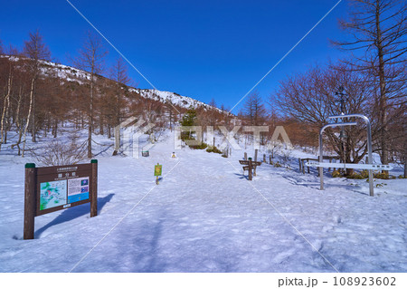 冬の長野県東御市の湯ノ丸山登山時の鐘分岐の道標 108923602