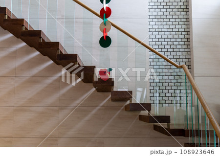 光が差し込んだ吹抜け階段 108923646