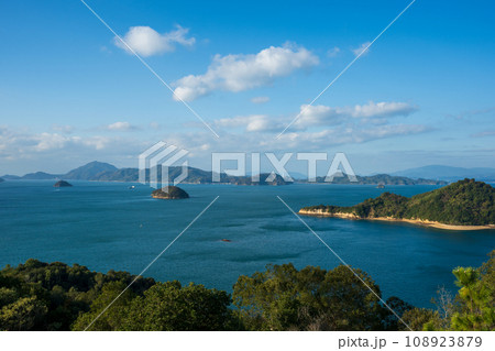 日本の広島県の大久野島のとても美しい秋の風景 日本の広島県の大久野島のとても美しい秋の風景 108923879