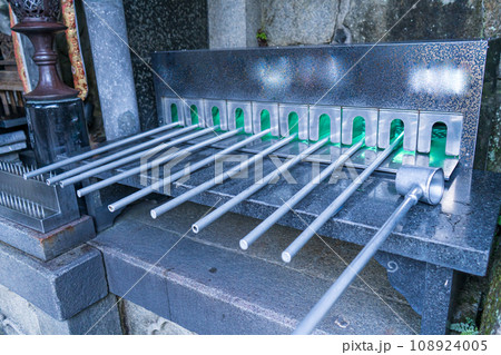感染症対策で消毒された観光地の手水舎の柄杓 108924005
