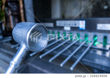 感染症対策で消毒された観光地の手水舎の柄杓 108924006