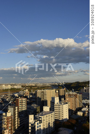 夕日に照らされたマンション群と広がる雲 108924018