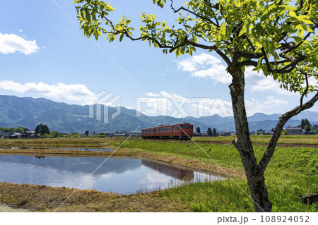 田園地帯を走る城端線の列車 田園地帯を走る城端線の列車 108924052
