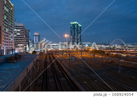 夜の釜山駅周辺の風景　大韓民国・釜山広域市 108924054